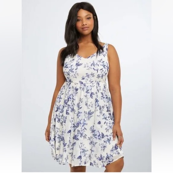Gorgeous Torrid Lined Ivory and Floral Dress Size 3 - Picture 2 of 11